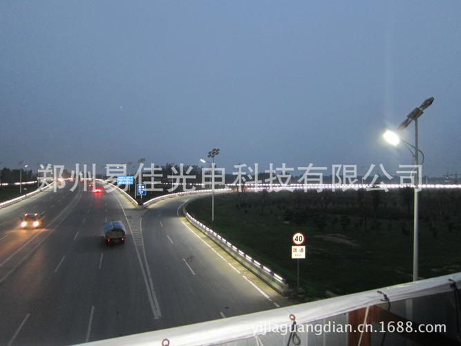 一体化智融路灯 道路照明、景观美化与安全防撞的革新解决方案