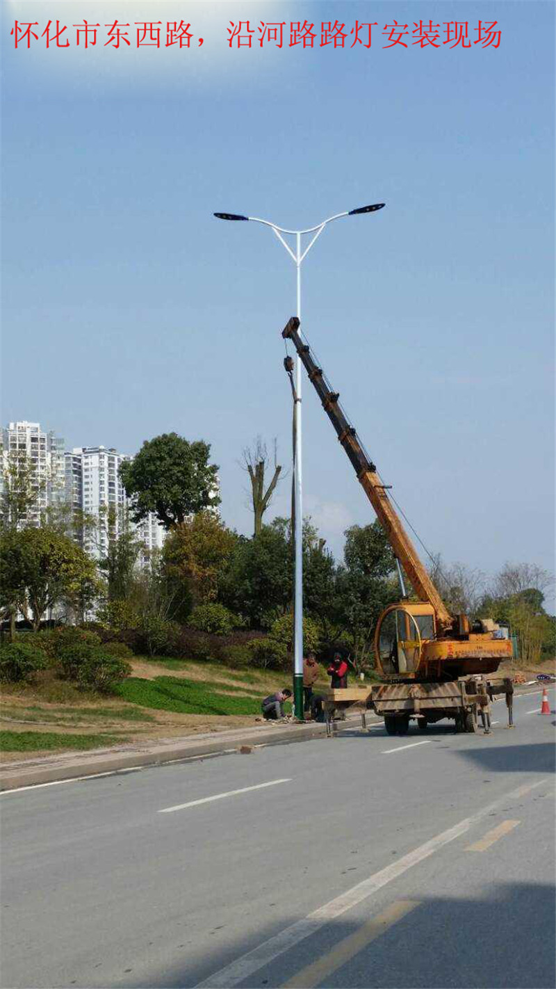 怀化市双臂路灯建设照亮回家路——道路照明工程施工纪实